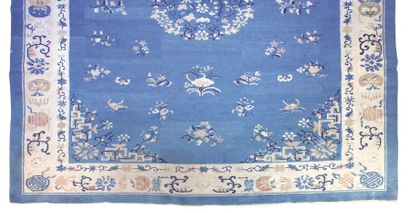 null TAPIS CHINOIS

à décor de fleurs stylisées sur fond bleu et bordures 

bouddhiques...