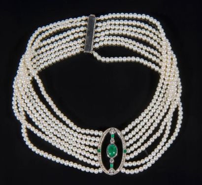 null Un collier de chien formé de sept rangs de perles de culture épaulant un motif...