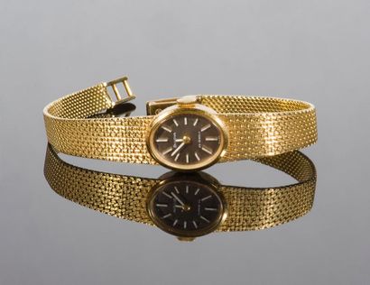 null Montre bracelet de dame en or jaune 750/1000ème, boîtier ovale marqué Bulova,...
