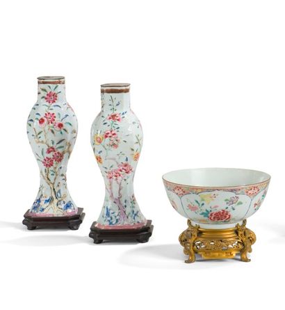 null Paire de vases et bol en porcelaine de la famille Rose

Chine, XVIIIe siècle

Les...
