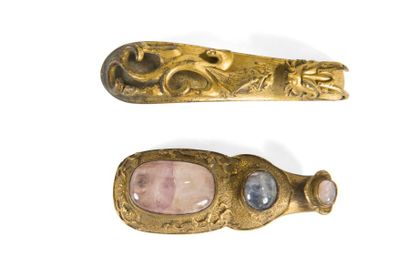 null Deux fibules en bronze doré et incrustations de pierres

Chine, XVIIIe / XIXe...