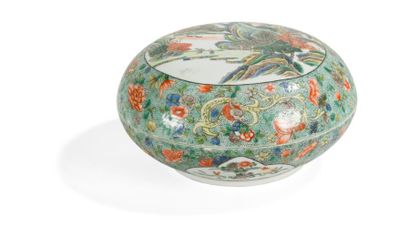 null Boîte ronde couverte en porcelaine de la famille verte

Chine, fin du XIXe,...