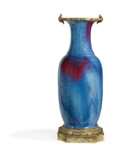 null Deux vases en porcelaine monochrome bleu flammé montés bronze

Chine, XIXe siècle

De...
