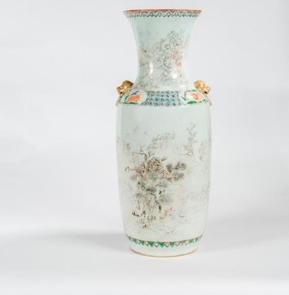 null Grand vase en porcelaine polychrome

Chine, fin du XIXe siècle

De forme balustre...