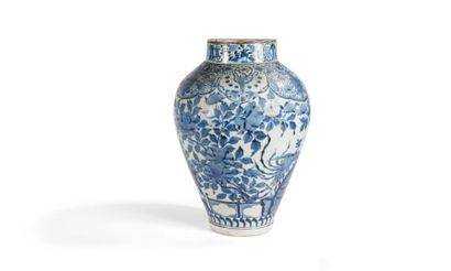 null Potiche en porcelaine bleu blanc

Japon, Arita, période Edo, XVIIe siècle

De...