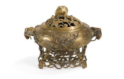 null Brûle-parfum couvert et son socle en bronze

Indochine, vers 1900

La panse...