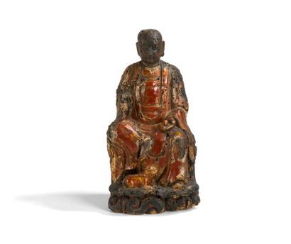 null Statuette de luohan en bois sculpté et laqué rouge et or

Chine, époque Ming,...