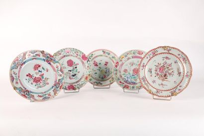null Ensemble de cinq assiettes en porcelaine de la famille Rose

Chine, époque Qianlong,...