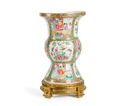 null Vase en porcelaine de Canton monté bronze

Chine, fin du XIXe siècle

De forme...