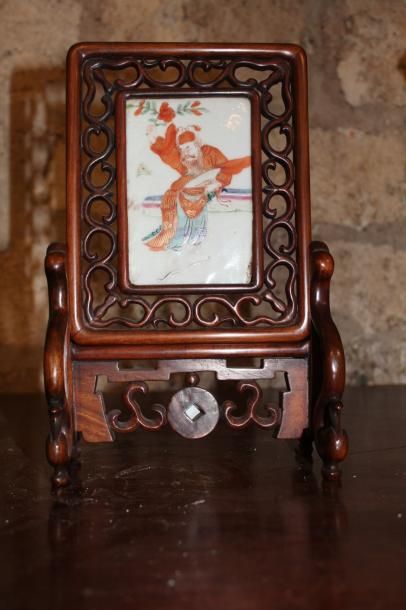 null Petit écran de table en porcelaine et son socle en bois sculpté

Chine, XIXe...