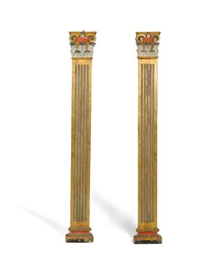 null Paire de pilastres en bois polychrome et or à chapiteau composite.

XIXe siècle...