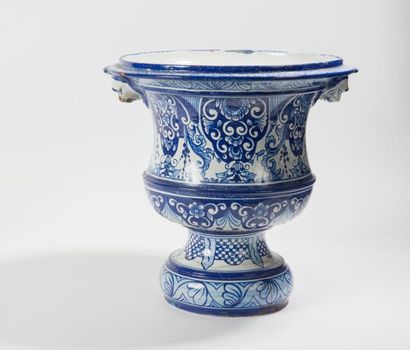 null Grand vase Medicis en faïence de Nevers à décor en bleu d'arabesques

XIXème...