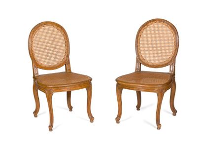 null Paire de chaises cannées en bois teinté et mouluré à dossier médaillon, reposant...
