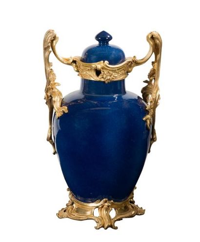 null Grand vase pot-pourri en porcelaine bleue de forme balustre, la monture en bronze...