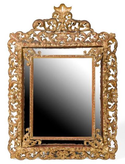 null Miroir en bois doré de forme rectangulaire à décor de feuillages ajourés et...