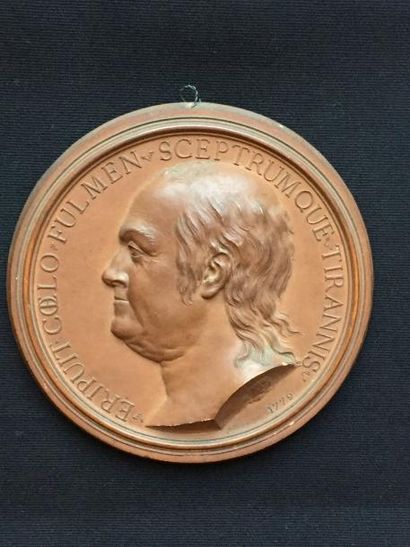 null Médaillon en terre-cuite représentant le profil de Benjamin Franklin à gauche...