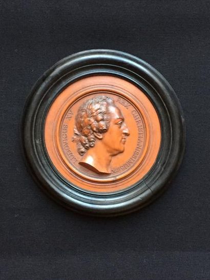 null Médaillon en terre-cuite représentant le profil à droite d roi Louis XV, inscrit...
