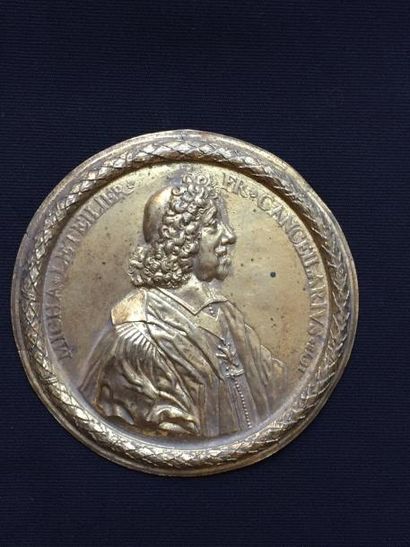 null Médaillon en bronze représentant le profil à droite du chancelier Letellier.

D’après...