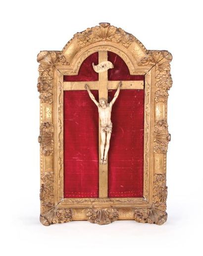 null Crucifix en Ivoire Sculpté et bois redoré, le cadre à décrochementà décor de...