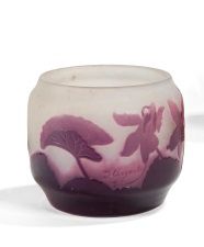 null D'ARGENTAL (1875 - 1952)

Vase en verre multicouche à décor de violettes dégagé...
