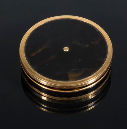 null Boîte ronde en écaille et filets d'or, diamètre 8 cm.
