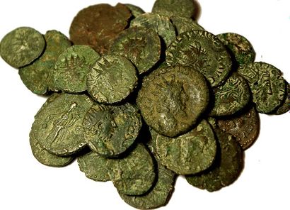 null Rome: 37 petits bronzes minimis de Tétricus 1 et 2 avec patine verte de la trouvaille....