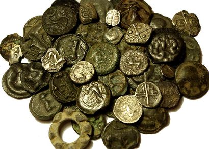 null Gaule: 52 monnaies gauloises dont 12 oboles d'argent Pictones et non identifiées,...