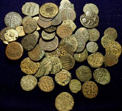 null 53 monnaies arabes: Très anciennes en bronze non identifiées. B/TB
