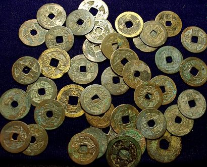 null Annam: Ensemble de 42 monnaies en bronze coulé, principalement de l’ère Trang...