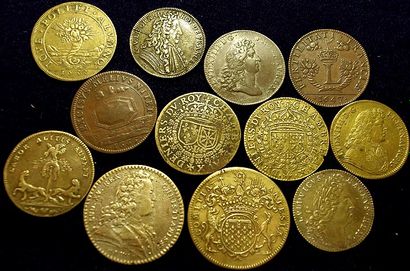 null 12 jetons bronze et laiton: Louis XIII (2), Louis XIV (8) et Louis XV (2). ...