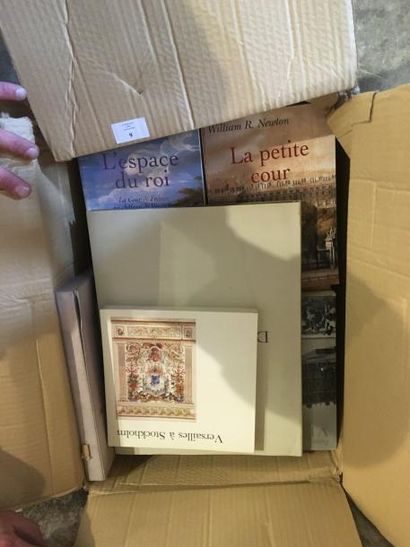 null VERSAILLES : Un carton d’ouvrages reliés et brochés sur Versailles, Marie A...