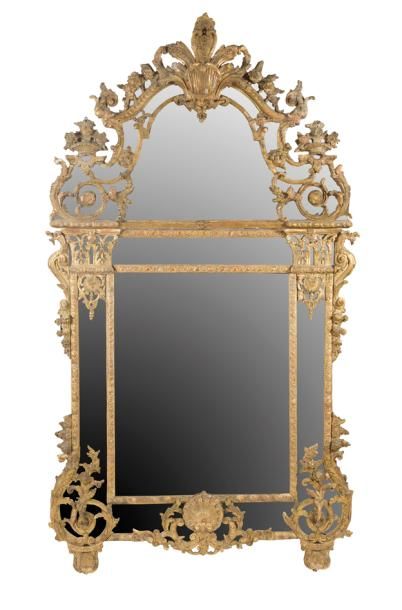 null Beau miroir en bois doré à décor de chapiteaux, coquilles, feuillages, fleurs...