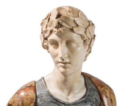 null Buste en marbre blanc, gris veiné et marbre brèche d’Alep représentant Alexandre...