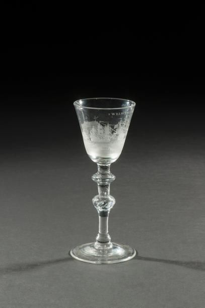 null Deux verres gravés, à fût en double balustre, l’un, hollandais, à décor d’un...