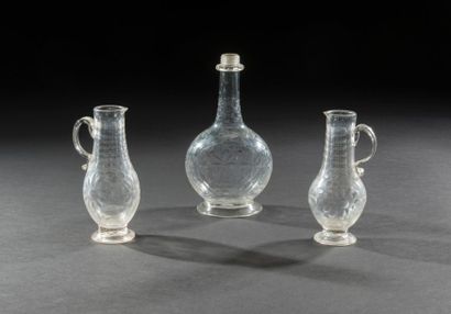 null Un carafon et deux buires en verre à décor de fleurs stylisées.

XVIIIe siècle...