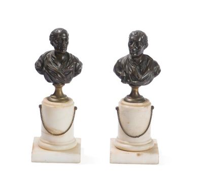 null Paire de bustes de Voltaire et Rousseau, socles en marbre blanc à chainettes.

XIXe...