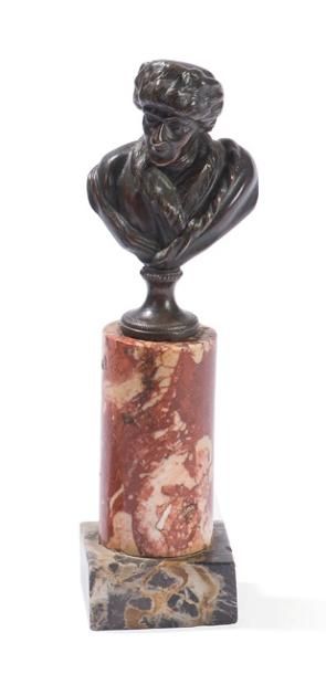 null Petit buste en bronze "Rousseau"

posant sur une colonne marbre rouille, socle...