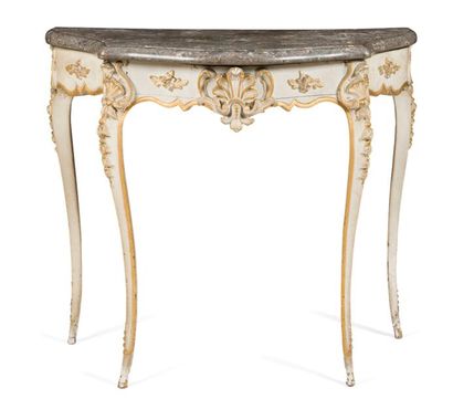 null Table console en bois peint et doré, de forme mouvementée à décor de feuillages...