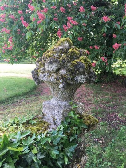 null Paire de vases corbeille en pierre sculptée de fleurs et de fruits

XVIIIème...