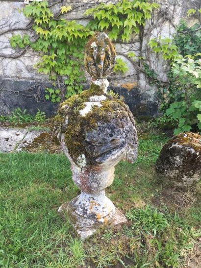 null Grand vase en pierre de forme balustre et scultpé de guirlandes.

XVIIIème siècle...