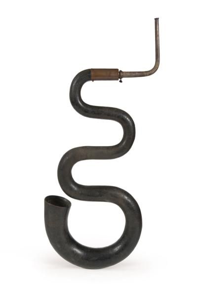 null Serpent en bois noir à (2) bouquins en cuivre du XIXème siècle, réalisé par...