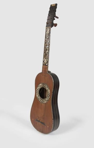 null Guitare baroque fabriquée à Paris dans la seconde partie du XVIIème siècle et...