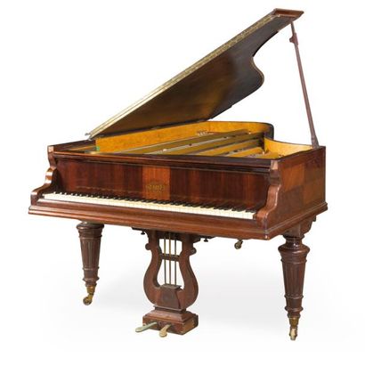 null PIANO DEMI-QUEUE ERARD,

EN PALISSANDRE,

cadre bronze, cordes droites, n°77018.

Selon...