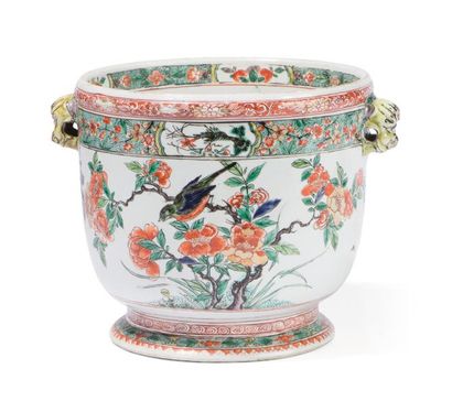 null Rafraichissoir en porcelaine de la Famille Verte

Chine, époque Kangxi (1662-1722)

Reposant...