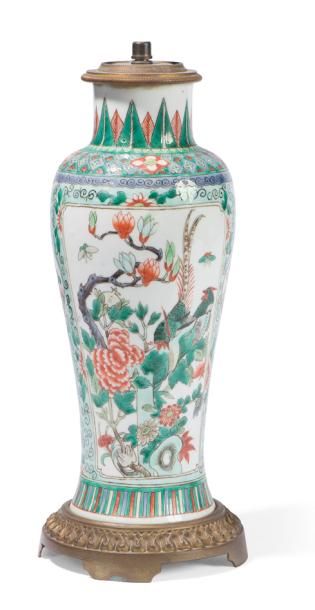 null Vase en porcelaine de la Famille Verte monté en lampe

Chine, XIXème siècle

De...