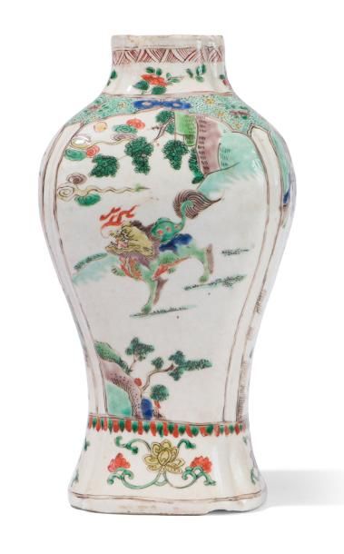 null Petit vase en porcelaine Famille Verte 

Chine, époque Kangxi (1662-1722)

De...
