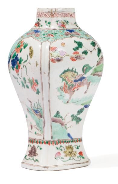 null Petit vase en porcelaine Famille Verte 

Chine, époque Kangxi (1662-1722)

De...