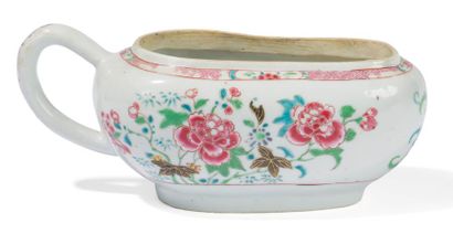 null Bourdalou en porcelaine de la Famille Rose

Chine, XVIIIème siècle 

De forme...