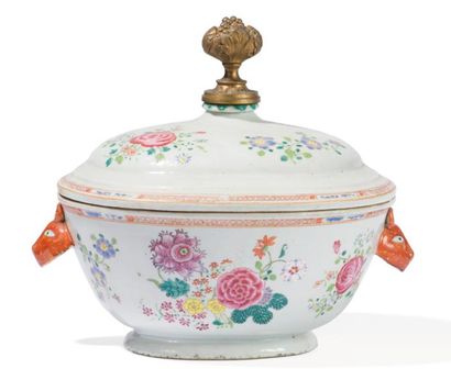 null Terrine couverte en porcelaine de la Compagnie des Indes

Chine, XVIIIème siècle

De...