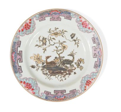 null Paire d'assiettes plates en porcelaine Famille Rose 

Chine, XVIIIème siècle

Décorées...